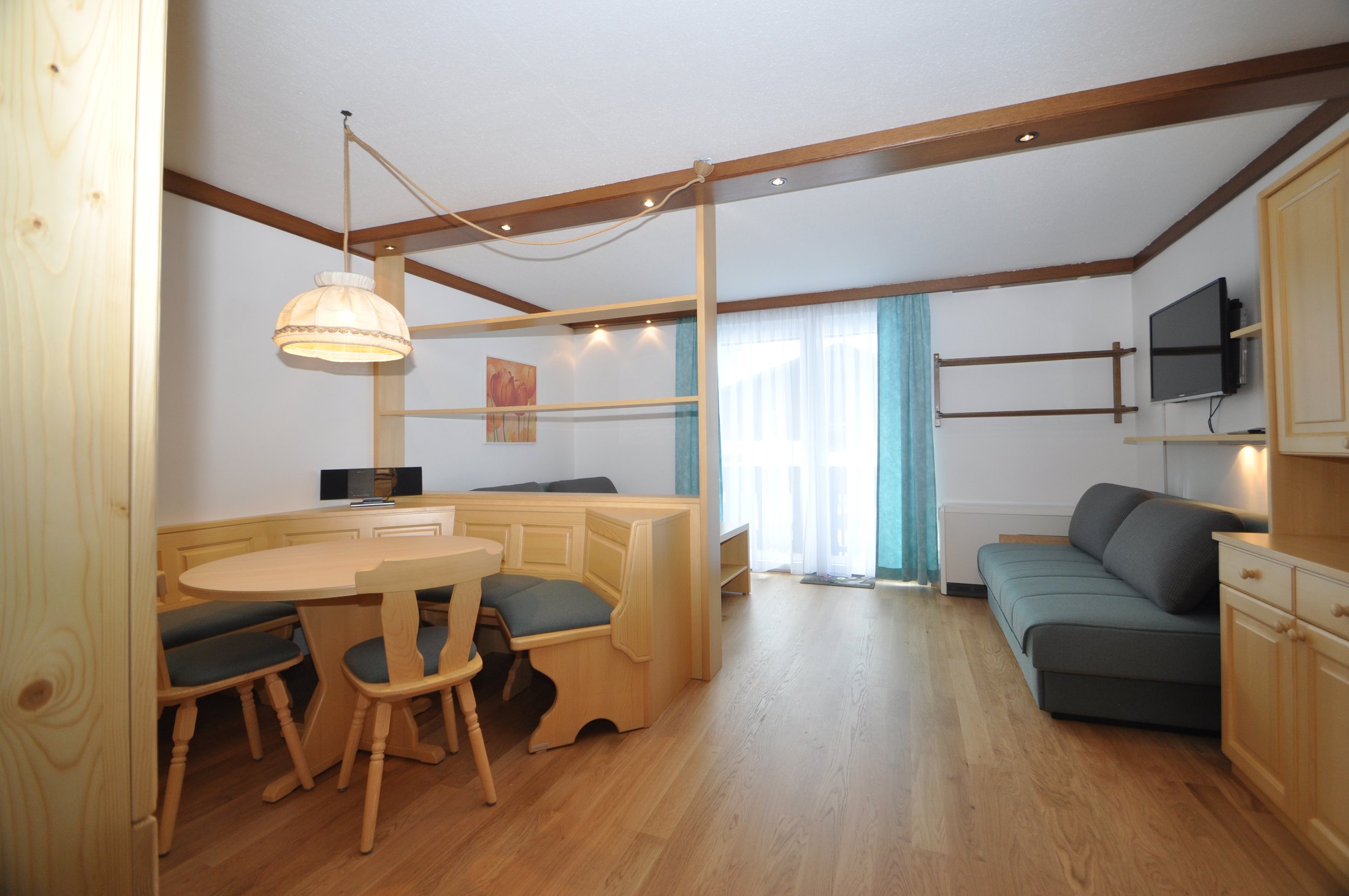 Wohnung B4 Wohnraum mit Essbereich und Sofa