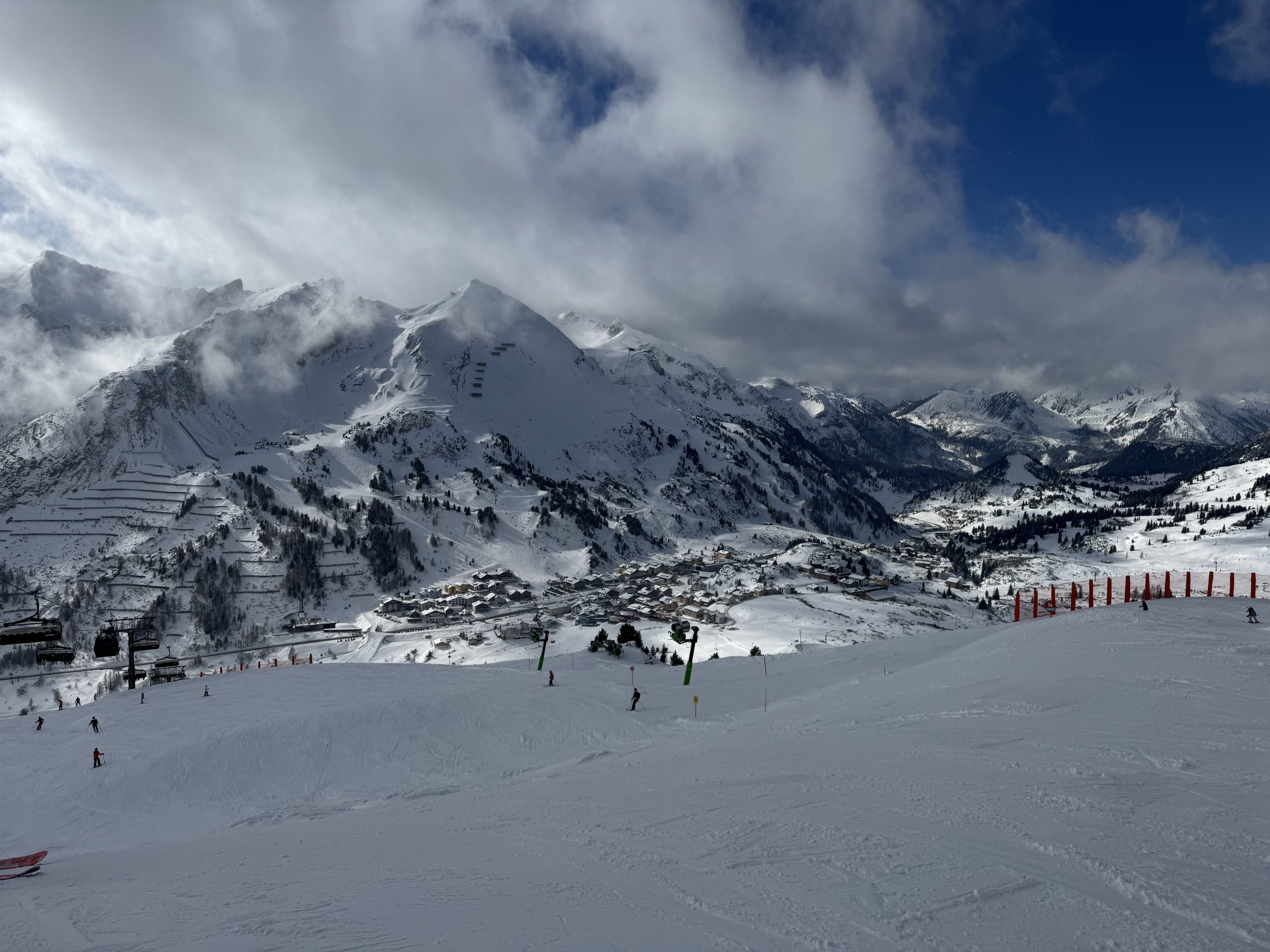 Skipiste in Obertauern mit Bergblick